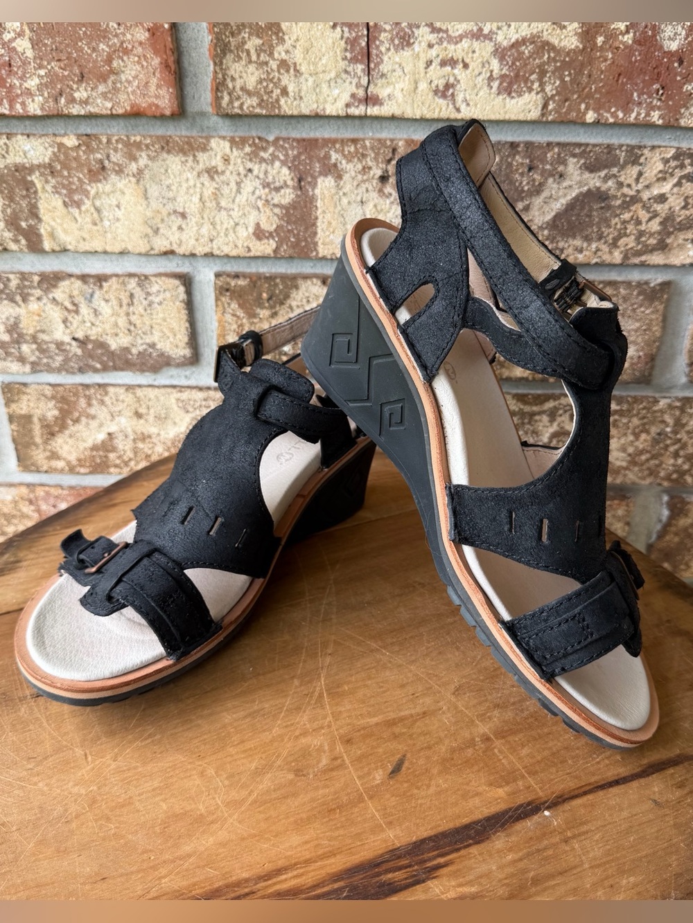 Merrell Sirah Cloak Wedge Sandals Women’s Size 8 Black Suede Excellent Condition